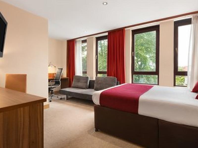 Ramada Hounslow - Heathrow East Hotel Buitenkant foto